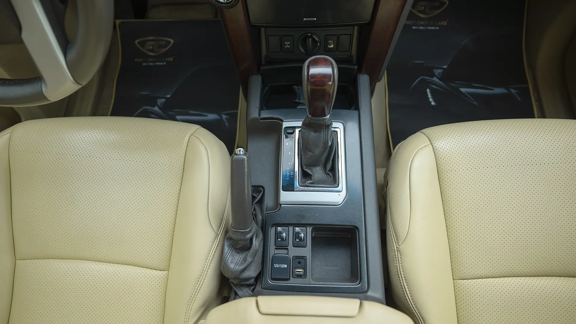 Used 2016 Toyota Prado VXR in White – Center Console & Gear Shifter for Sale at First Choice Cars Dubai Sharjah
