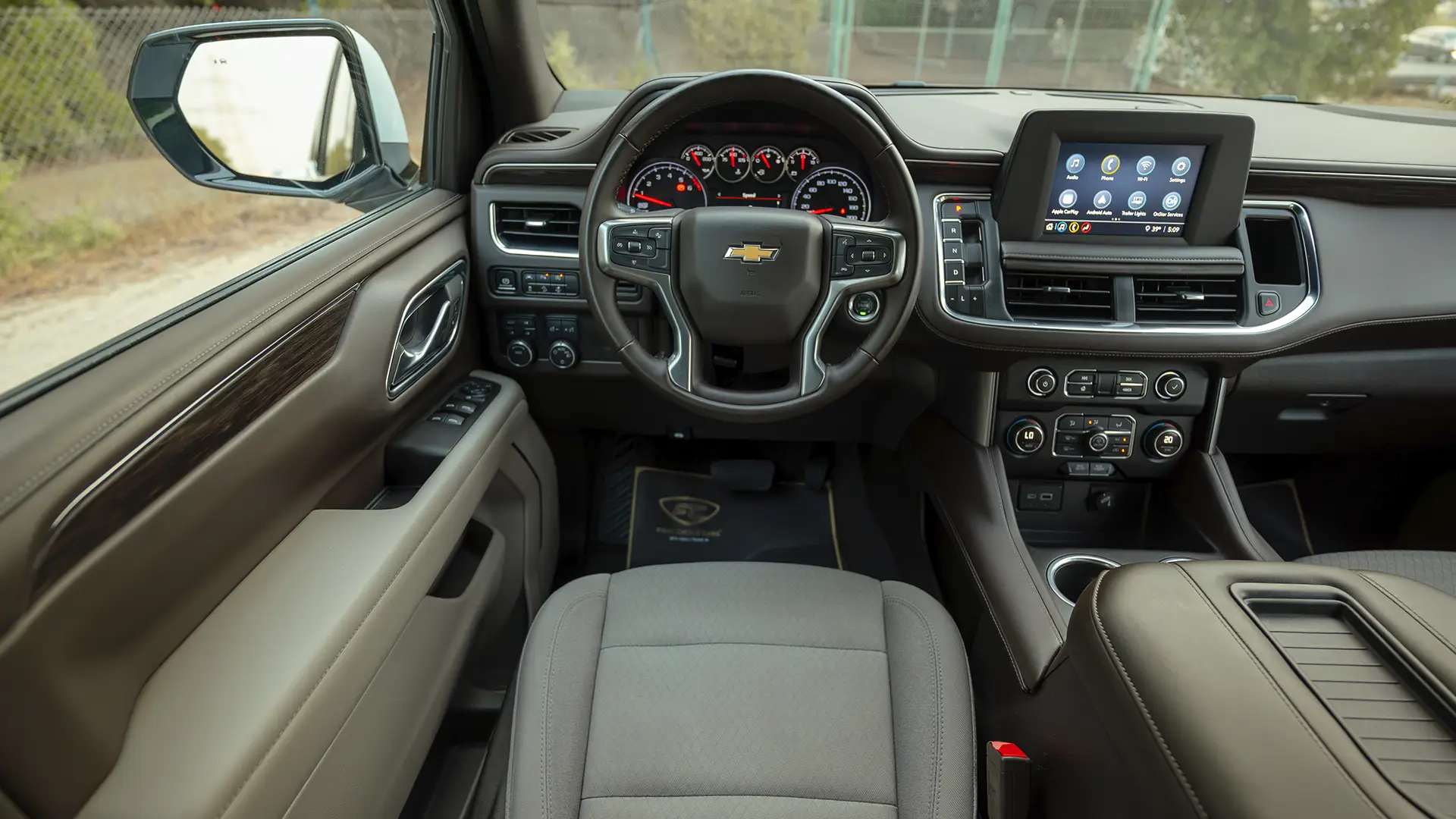 Used 2024 Chevrolet Tahoe LS in White – Steering Wheel & Instrument Cluster for Sale at First Choice Cars Dubai Sharjah