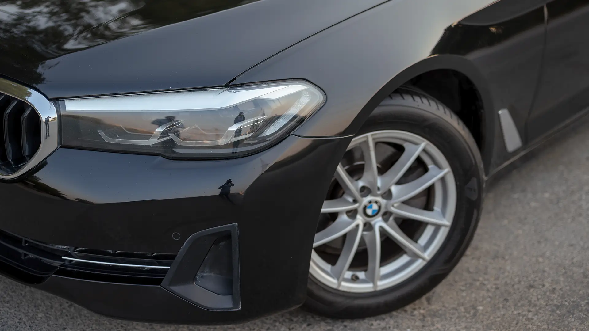 Used 2023 BMW 5-Series 520i in Black – Headlight Close-up for Sale at First Choice Cars Dubai Sharjah