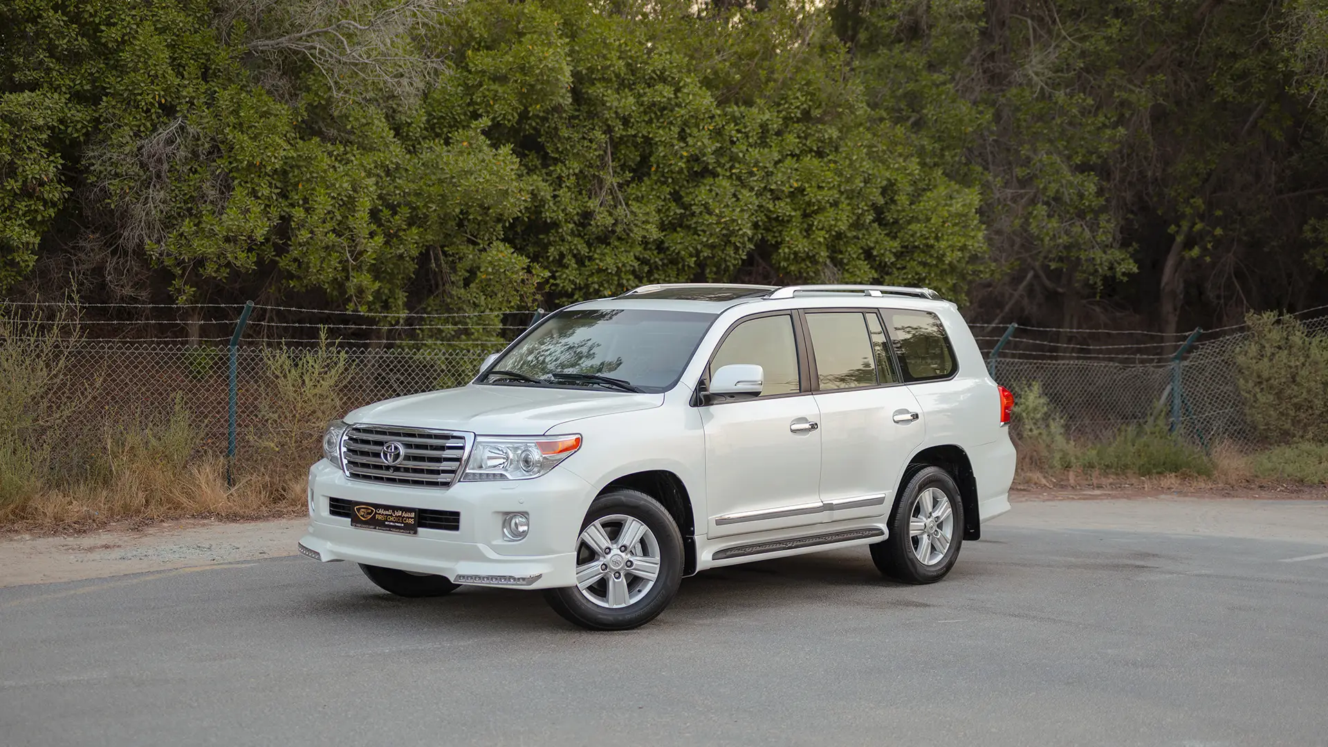 Used 2014 Toyota Land Cruiser VXR in White – Left Front Diagonal (45°) View for Sale at First Choice Cars Dubai Sharjah