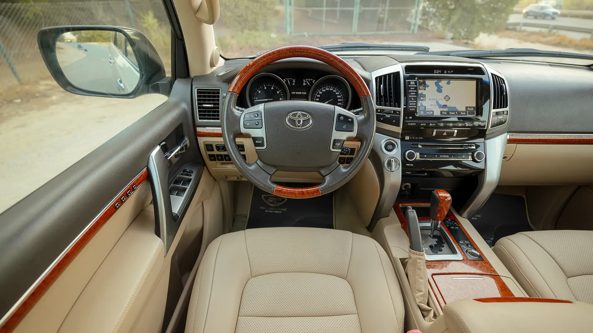 Used 2014 Toyota Land Cruiser VXR in White – Steering Wheel & Instrument Cluster for Sale at First Choice Cars Dubai Sharjah