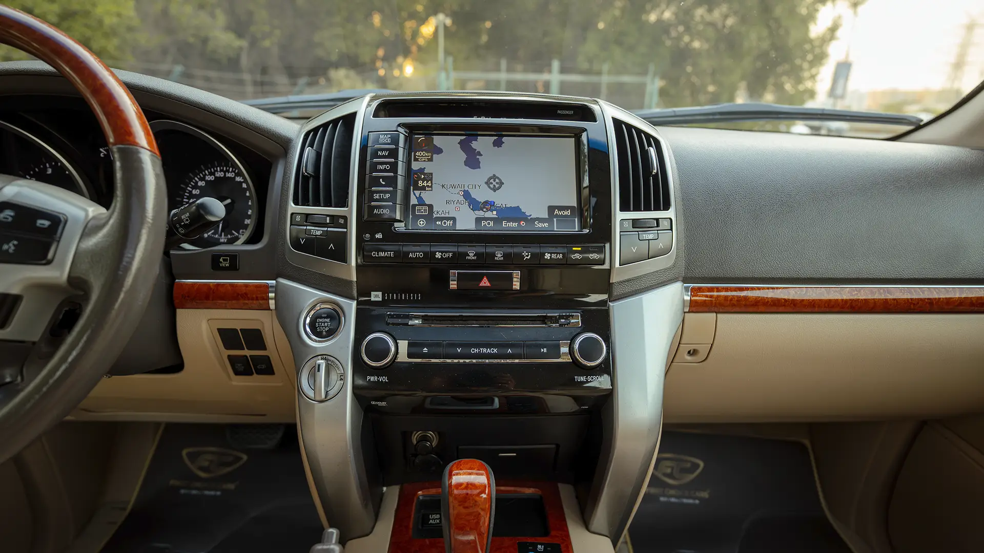 Used 2014 Toyota Land Cruiser VXR in White – Infotainment / Touchscreen System for Sale at First Choice Cars Dubai Sharjah