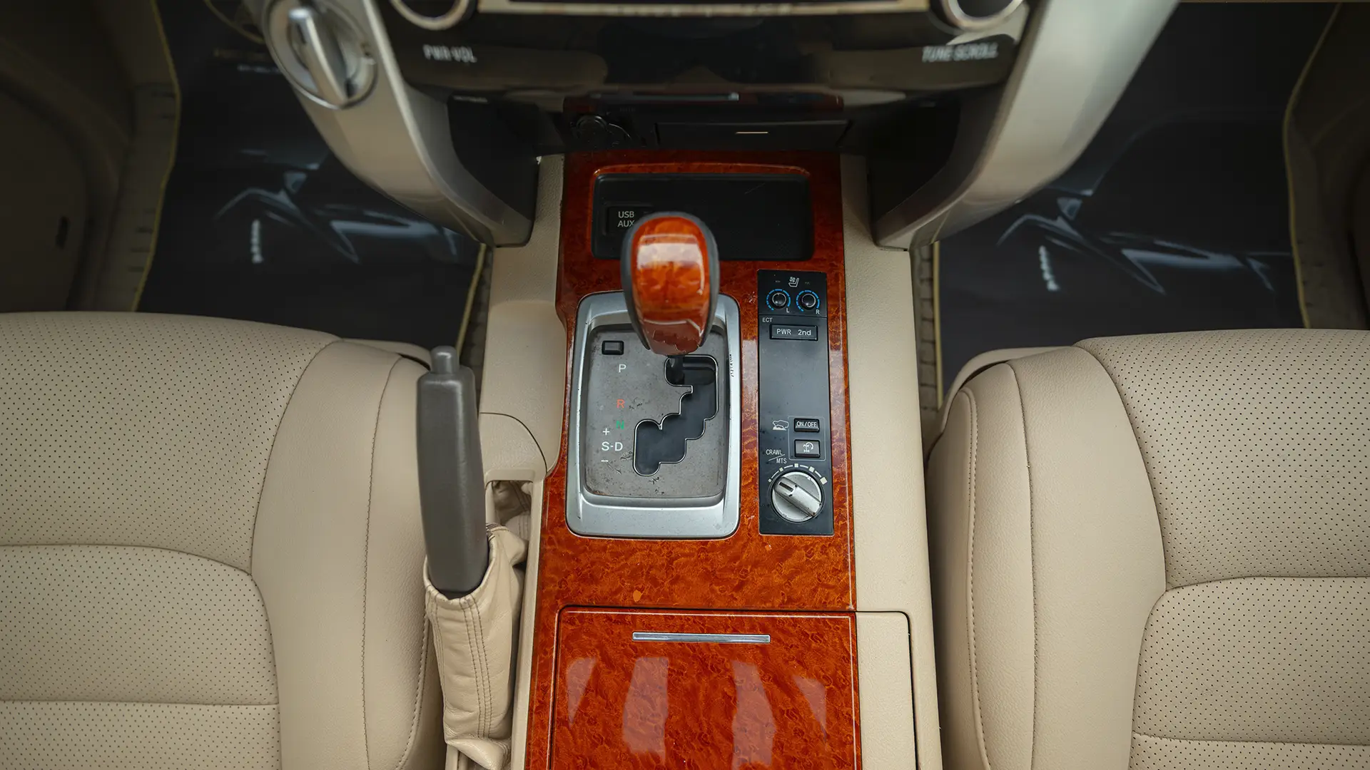 Used 2014 Toyota Land Cruiser VXR in White – Center Console & Gear Shifter for Sale at First Choice Cars Dubai Sharjah
