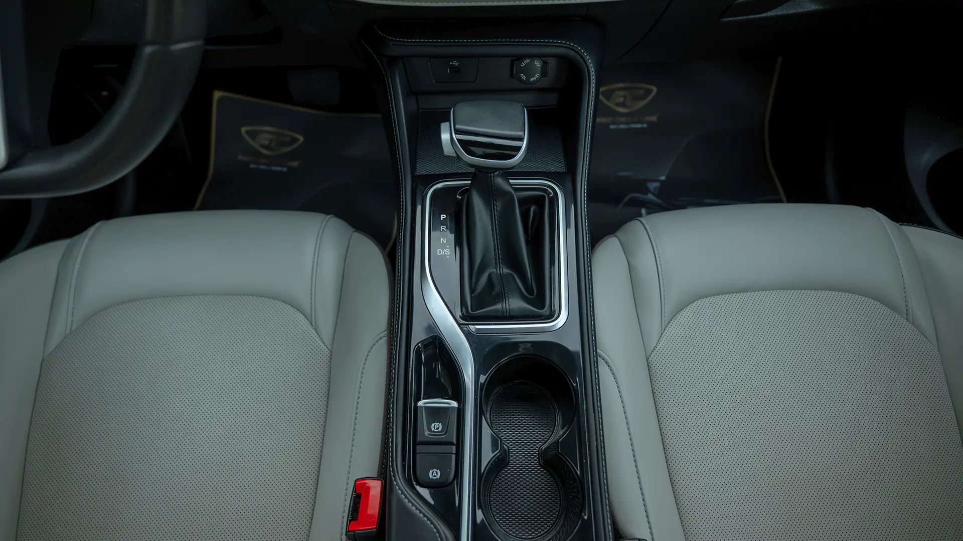 Used 2023 JAC JS4 Intelligent in Grey – Center Console & Gear Shifter for Sale at First Choice Cars Dubai Sharjah