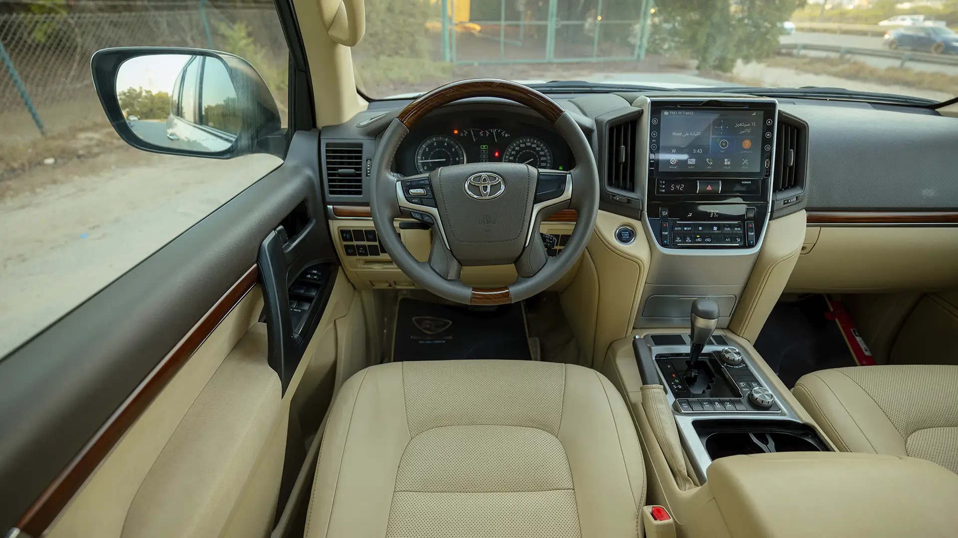 Used 2017 Toyota Land Cruiser GXR in White – Steering Wheel & Instrument Cluster for Sale at First Choice Cars Dubai Sharjah