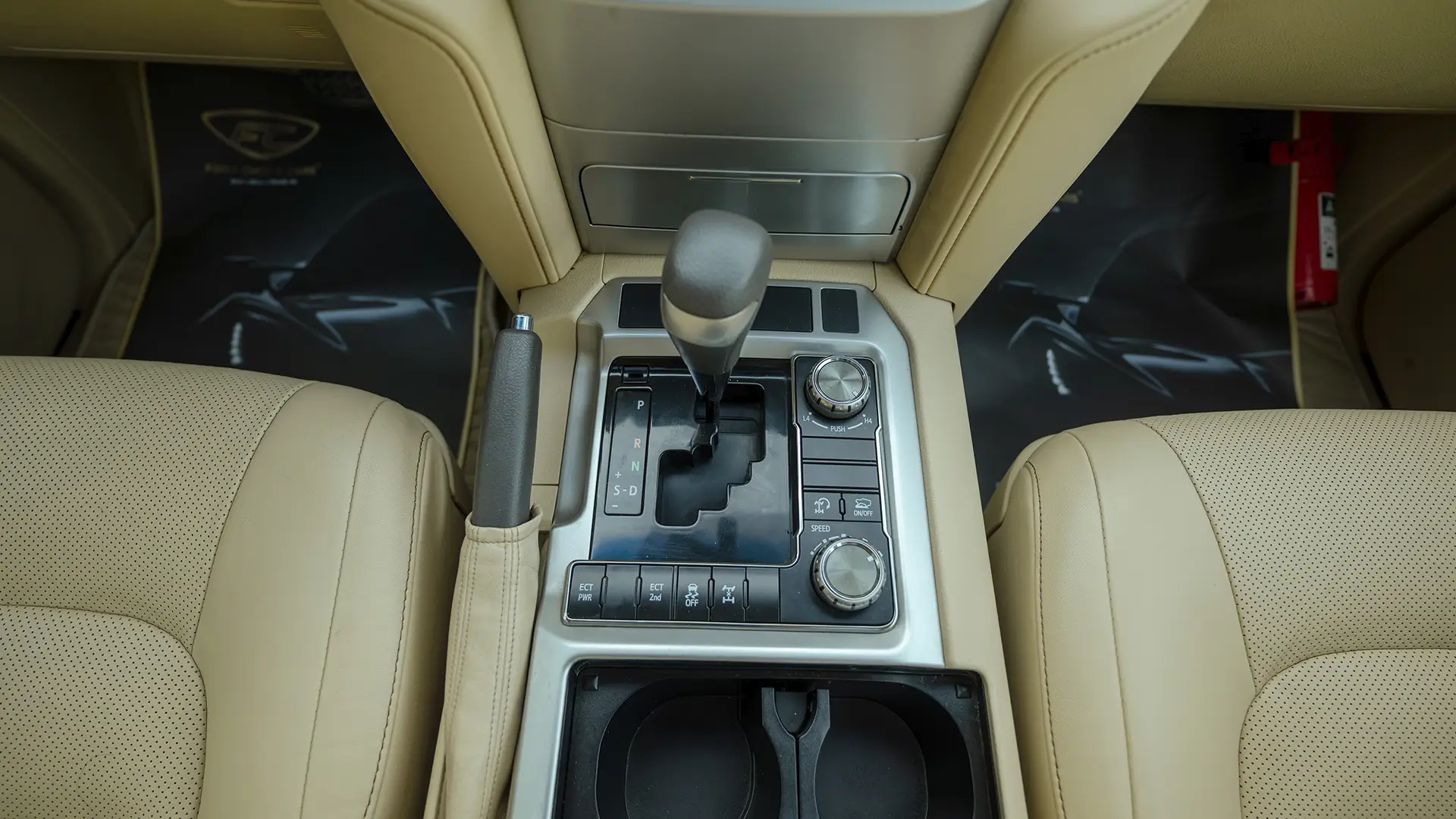 Used 2017 Toyota Land Cruiser GXR in White – Center Console & Gear Shifter for Sale at First Choice Cars Dubai Sharjah