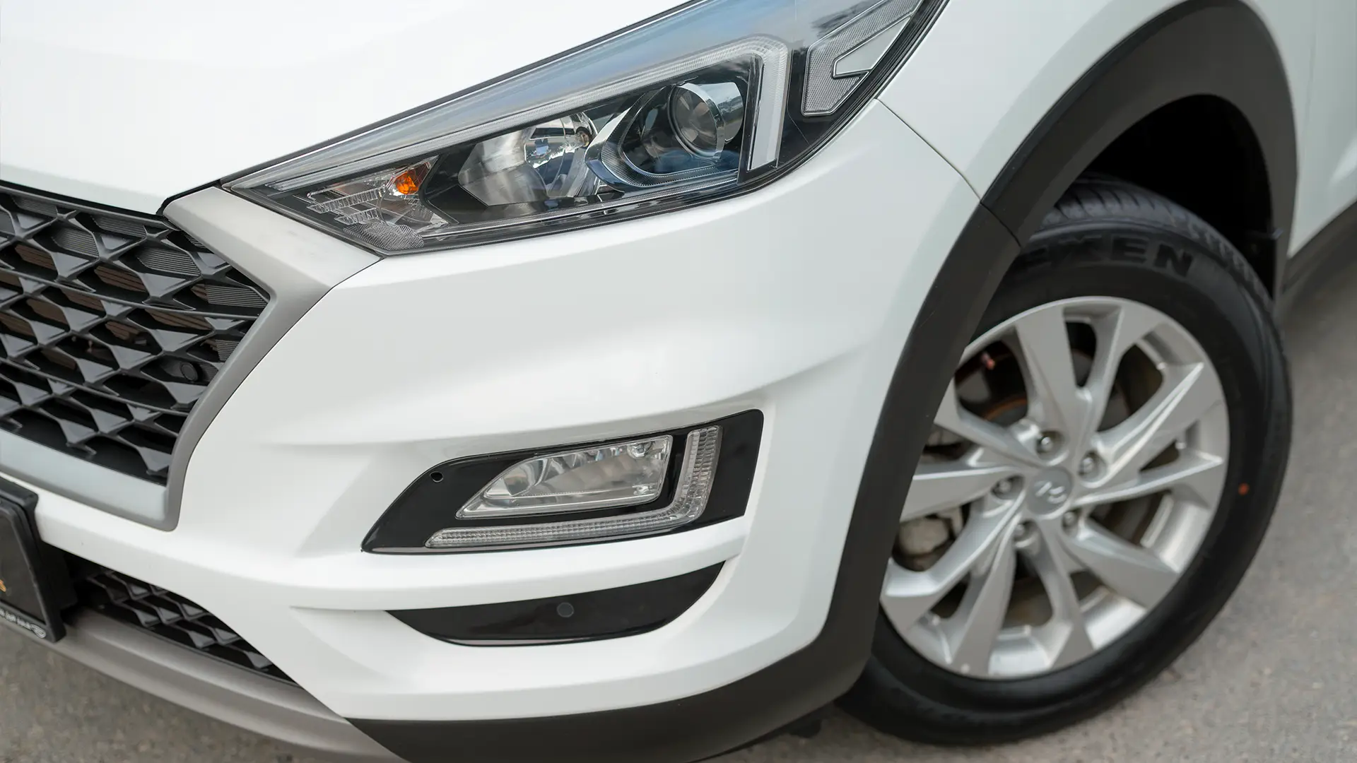 Used 2020 Hyundai Tucson GLS in White – Headlight Close-up for Sale at First Choice Cars Dubai Sharjah