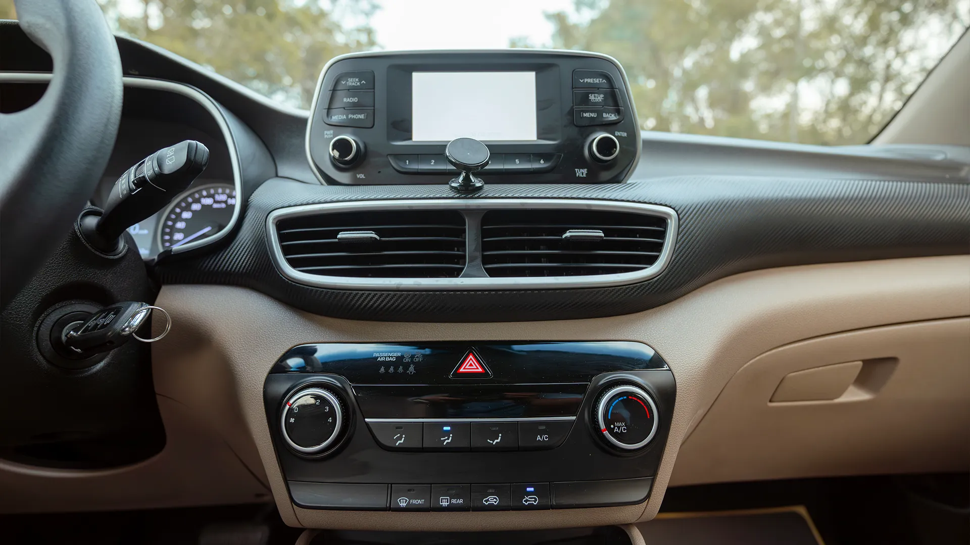 Used 2020 Hyundai Tucson GLS in White – Infotainment / Touchscreen System for Sale at First Choice Cars Dubai Sharjah