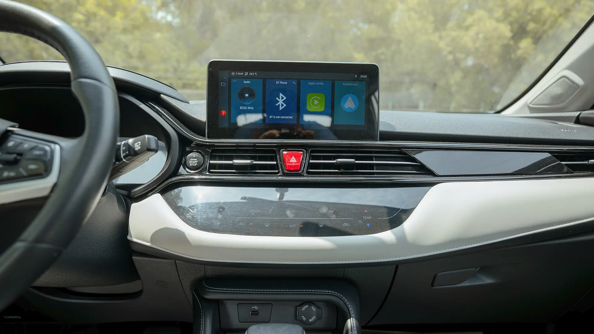 Used 2023 JAC JS4 Intelligent in White – Infotainment / Touchscreen System for Sale at First Choice Cars Dubai Sharjah