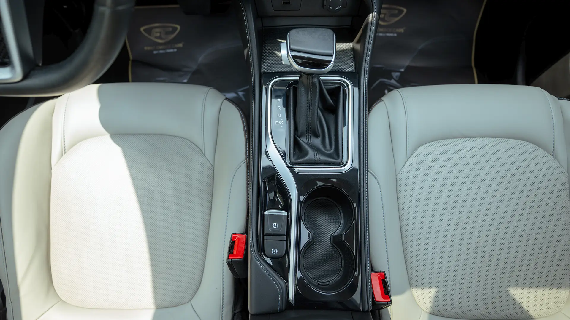 Used 2023 JAC JS4 Intelligent in White – Center Console & Gear Shifter for Sale at First Choice Cars Dubai Sharjah