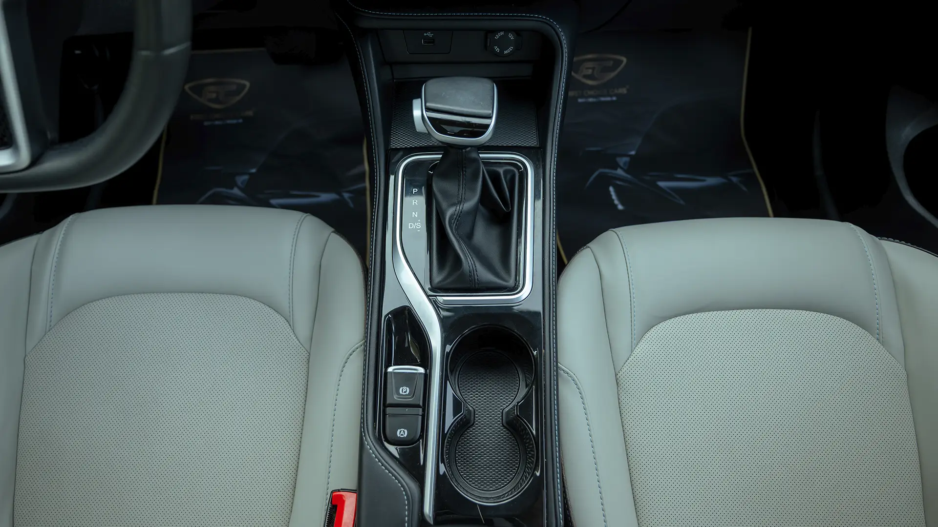 Used 2023 JAC JS4 Intelligent in Blue – Center Console & Gear Shifter for Sale at First Choice Cars Dubai Sharjah