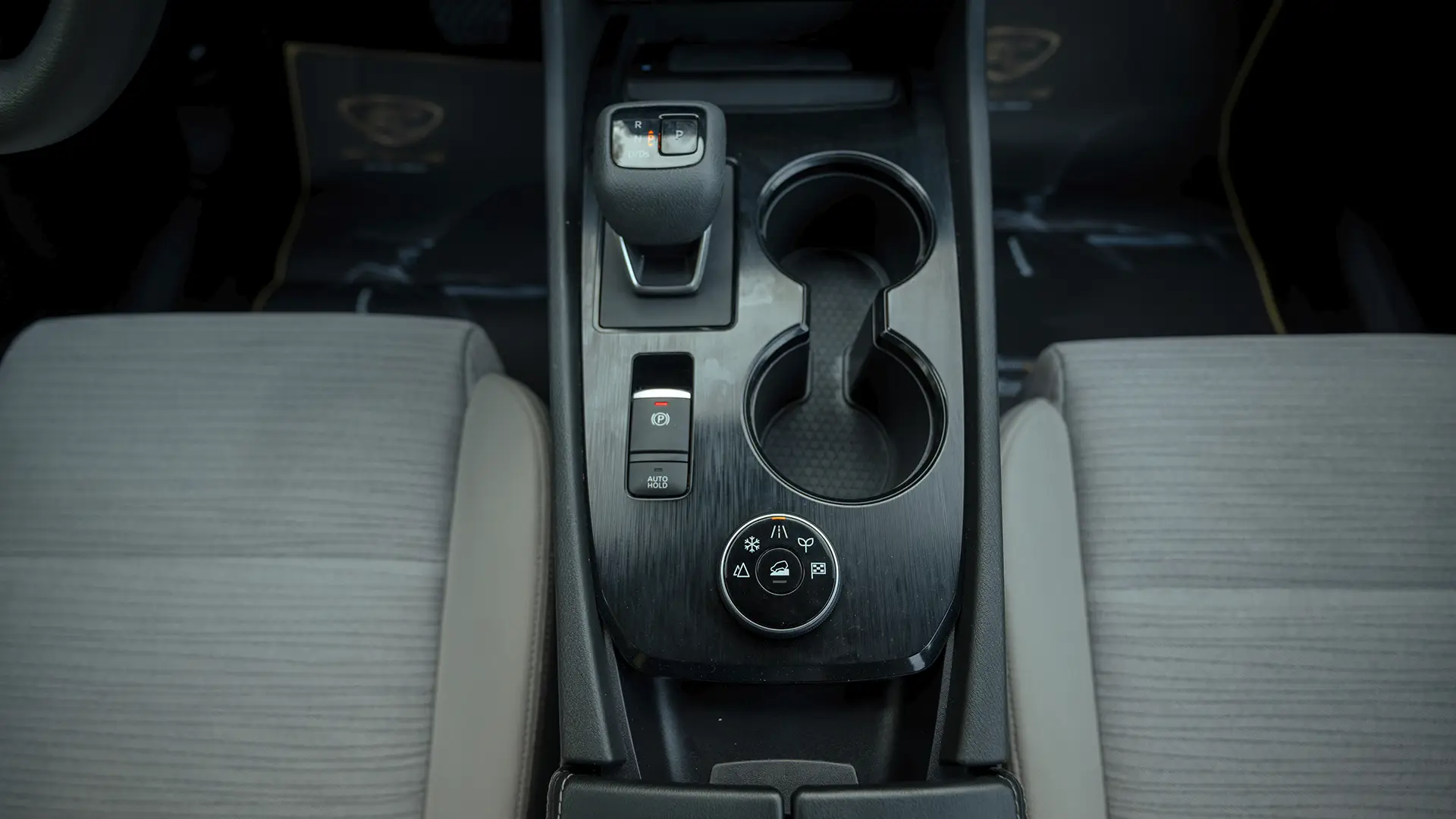 Used 2024 Nissan X-Trail S in White – Center Console & Gear Shifter for Sale at First Choice Cars Dubai Sharjah