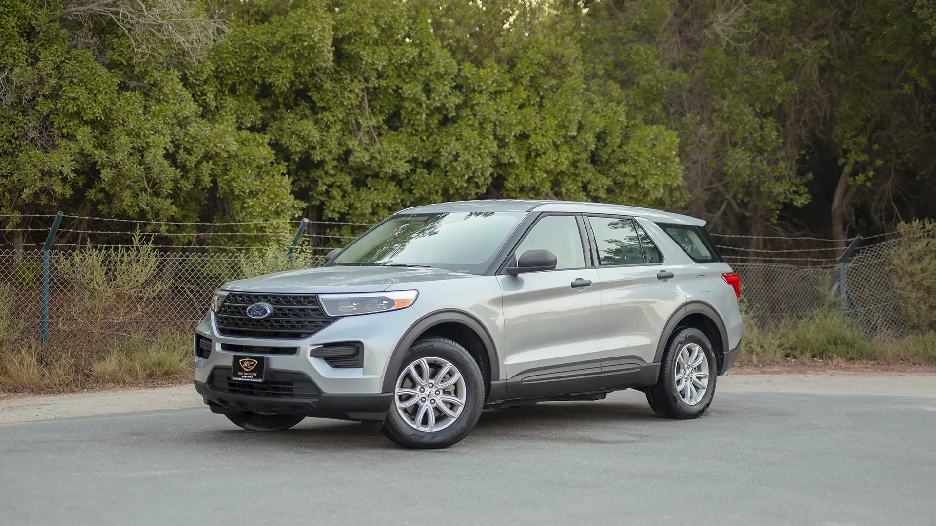 Used 2023 Ford Explorer XLT in Silver – Left Front Diagonal (45°) View for Sale at First Choice Cars Dubai Sharjah
