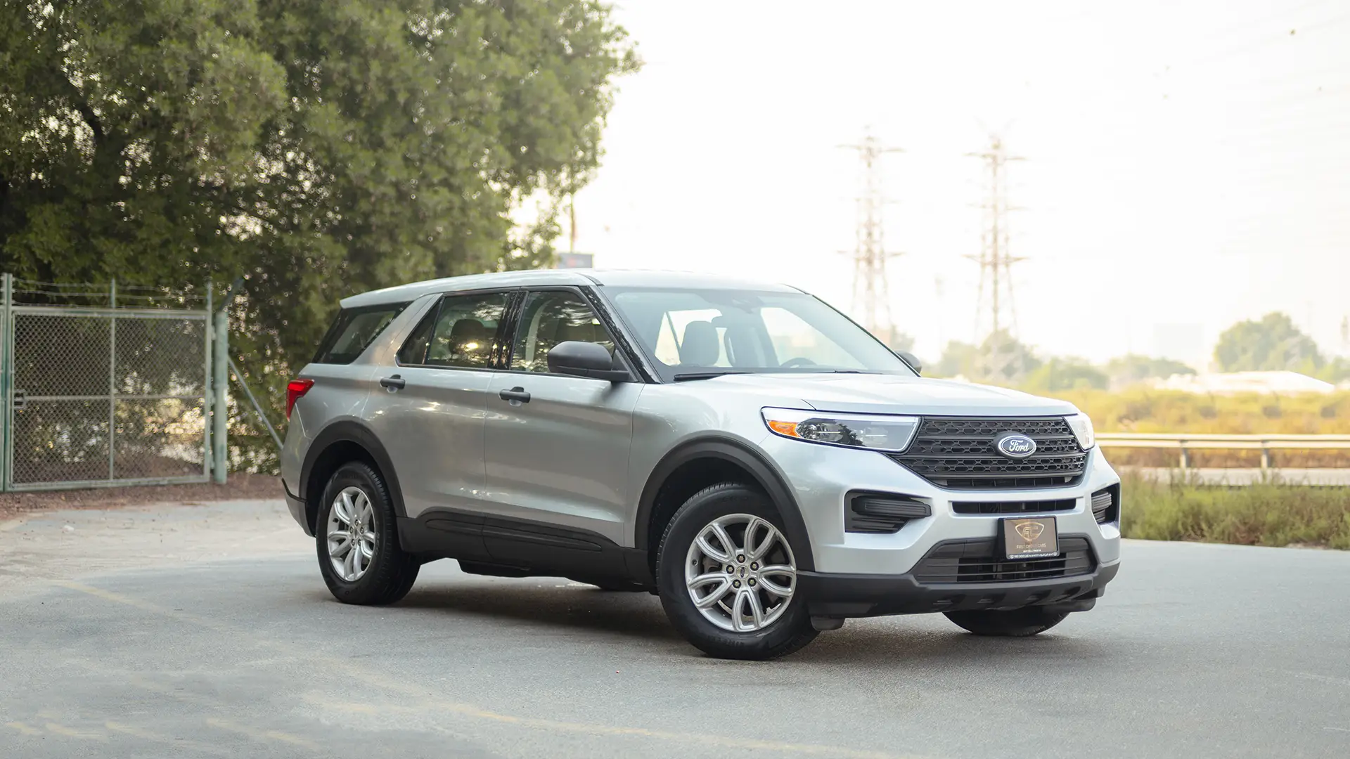 Used 2023 Ford Explorer XLT in Silver – Right Front Diagonal (45°) View for Sale at First Choice Cars Dubai Sharjah