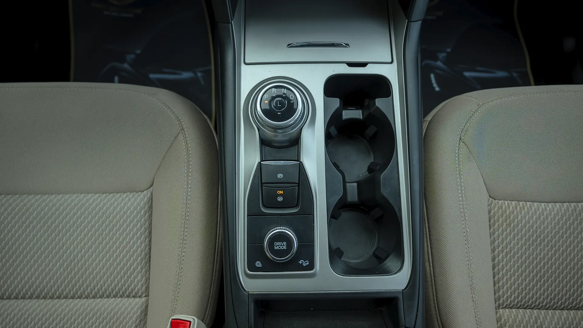 Used 2023 Ford Explorer XLT in Silver – Center Console & Gear Shifter for Sale at First Choice Cars Dubai Sharjah