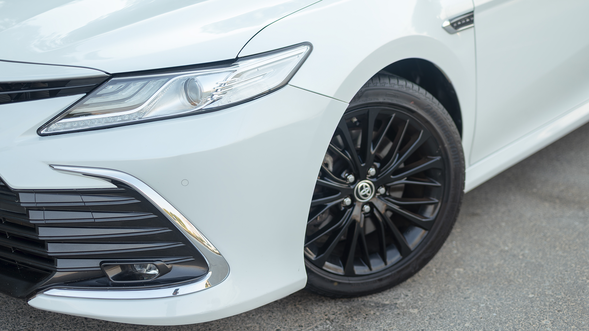 Used 2023 Toyota Camry 40th Anniversary in White – Headlight Close-up for Sale at First Choice Cars Dubai Sharjah