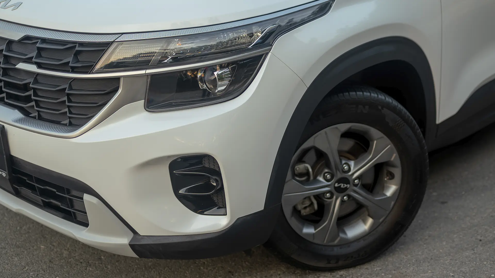 Used 2024 Kia Seltos LX in White – Headlight Close-up