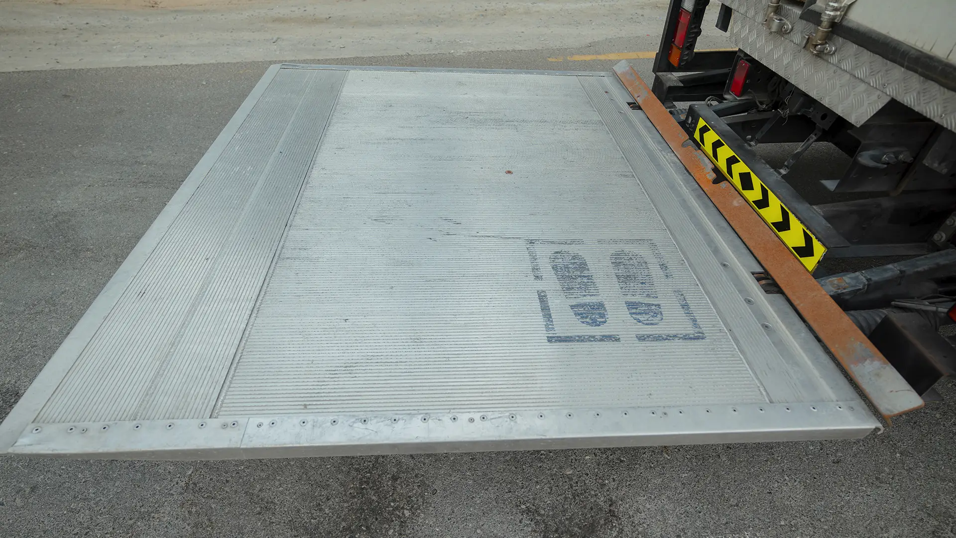 Used 2022 Isuzu NPR Double Cabin Cargo Box in White – Rear tail-lift/liftgate