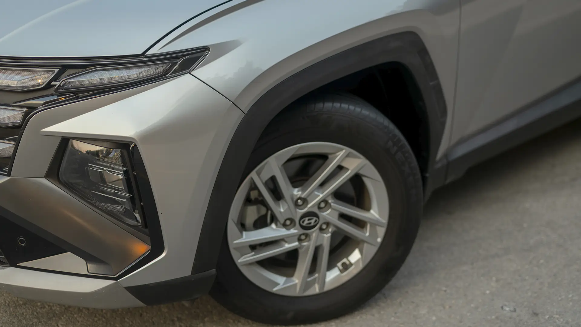 Used 2025 Hyundai Tucson Smart in Silver – Headlight Close-up