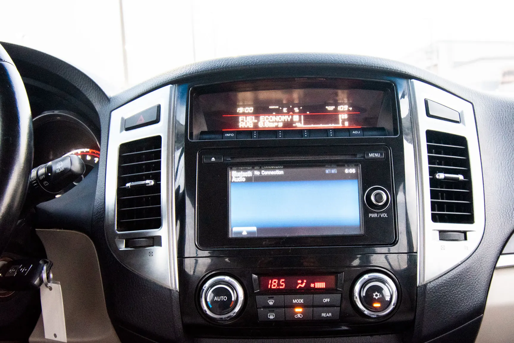 Used 2017 Mitsubishi PAJERO 3.5L GLS Silver – Infotainment / Touchscreen System at First Choice Cars Sharjah