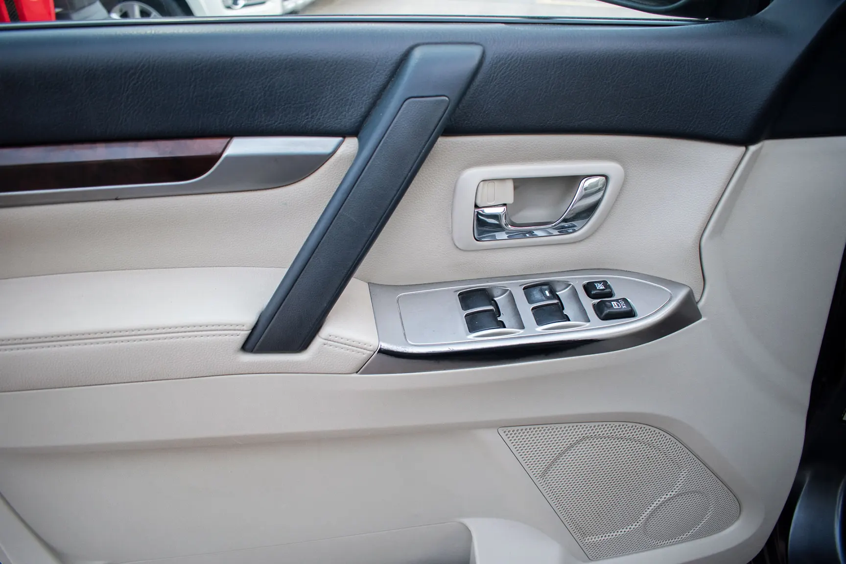 Used 2017 Mitsubishi PAJERO 3.5L GLS Silver – Driver Door Panel Full View at First Choice Cars Sharjah